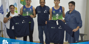 Entrega de uniformes al selectivo representativo de voleibol de nuestra institución